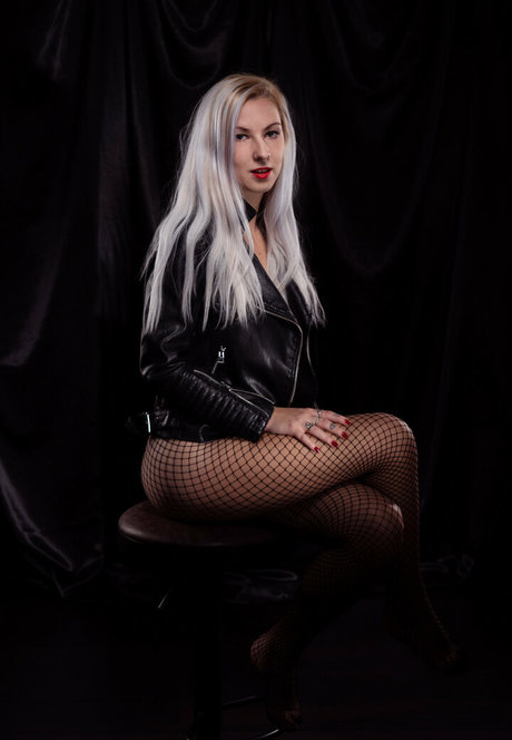 leavixx nude pornstar img