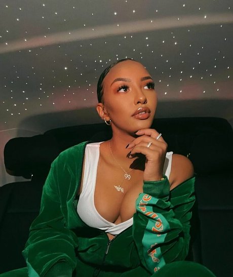 Naomi Schiff nice model pic