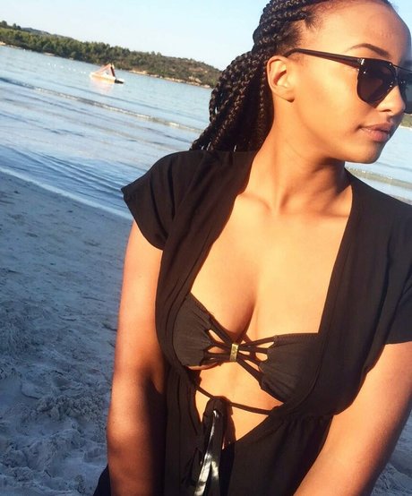 Naomi Schiff pornographic model photo