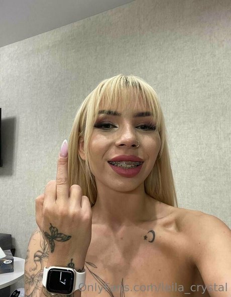 leila crystal model naked images