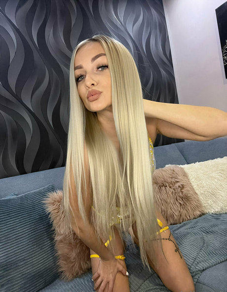 hotblondesarah free actress galleries