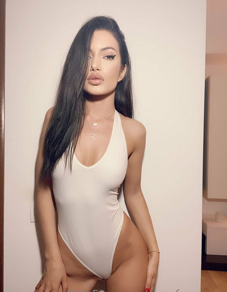 sinsofamanda model naked pic