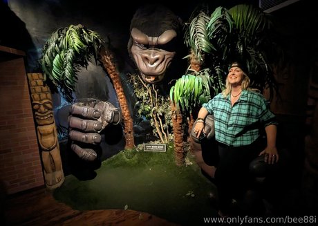 bee88i naked star picture