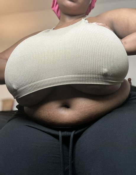 juicyynae22 exclusive model pic