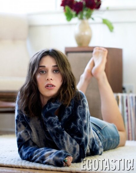 Lizzy Caplan hd actress pic