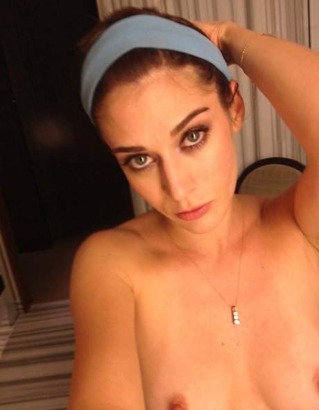Lizzy Caplan hd actress pic