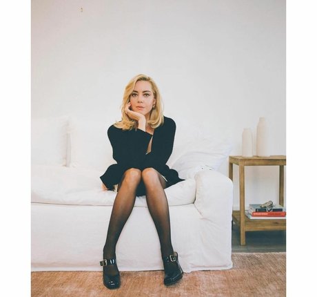 Aubrey Plaza naked star image