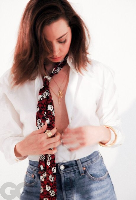 Aubrey Plaza naked actress pic