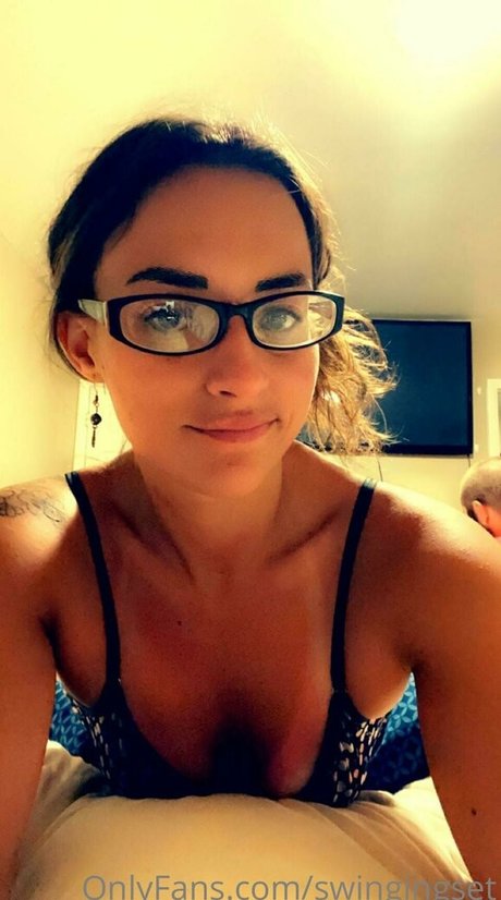 swingingset sexy model image