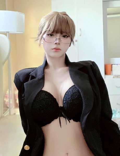 Akari Cos sexy actress pics
