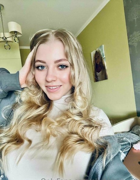 ellybloom vip naked pornstar photo