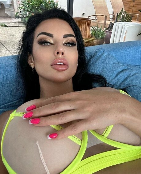 j__gri pretty model image