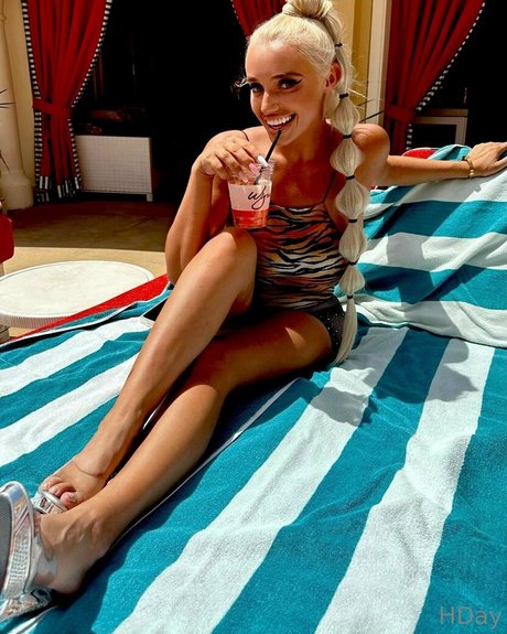 itshollyday hd model image