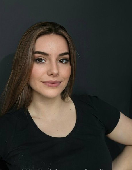 karolinaem free model art pic