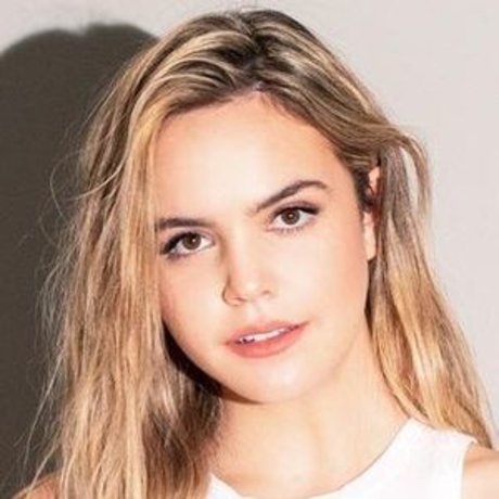 Bailee Madison model top pic
