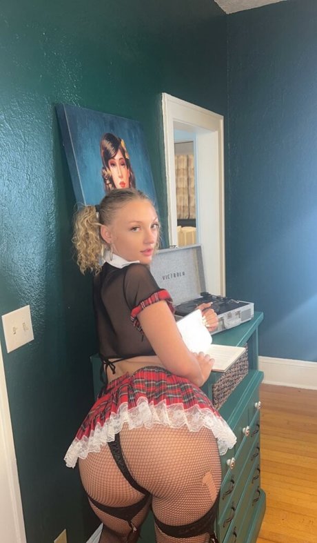 Princess Olivia model nude photo