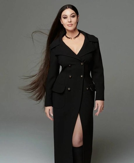 Monica Bellucci model adult pics