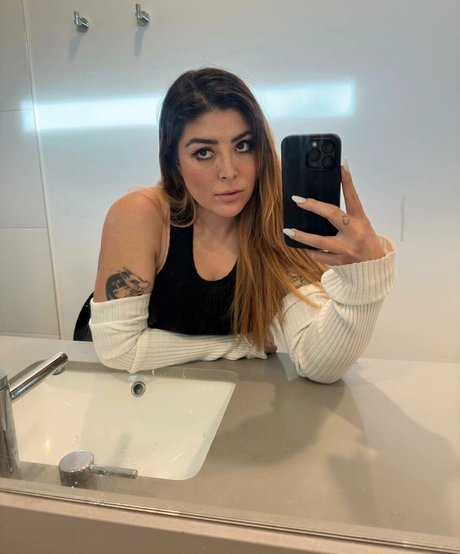 Ashlynn Arias adult model pics