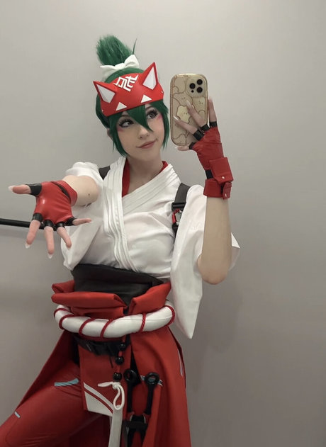 emiki28 model naked photo