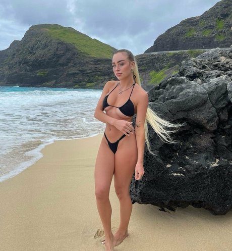 Viperous model pretty image