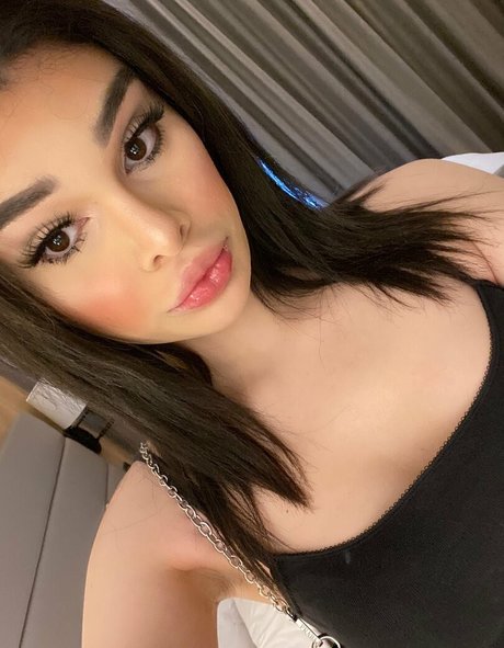 avenaxo model hd photo