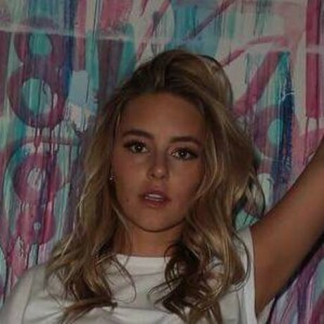 Hassie Harrison model pretty img