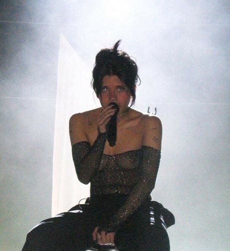 Nessa Barrett model images