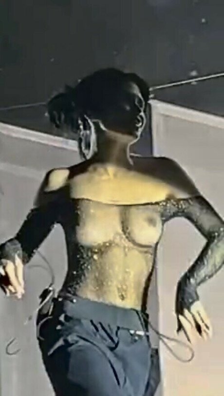 Nessa Barrett model beautiful img