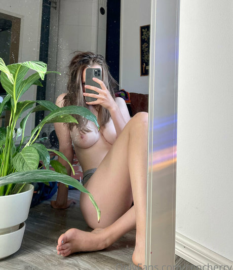 cencherry exclusive model photo