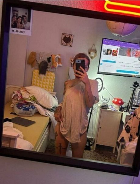 xhuronax exclusive model photo