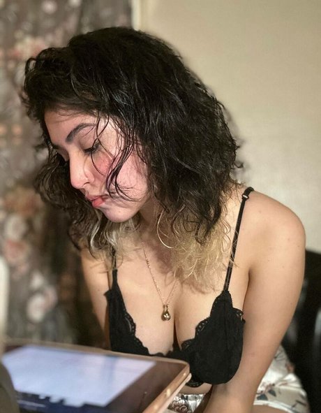 kristalqr pornstar naked picture