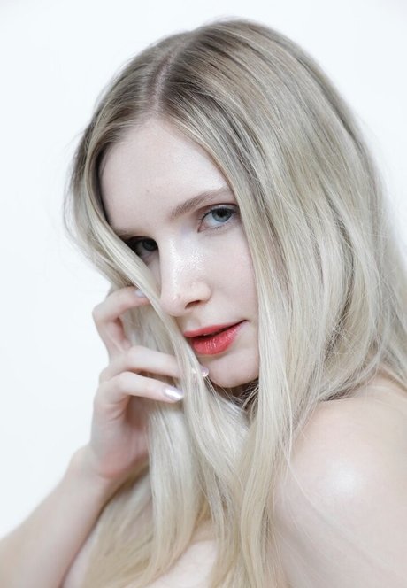 Lily Hart nude star images