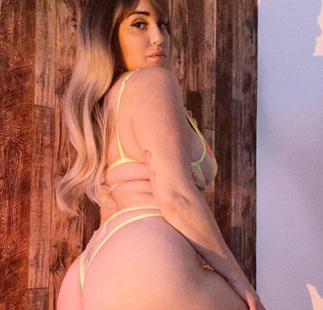 Busty Eve model erotic photos