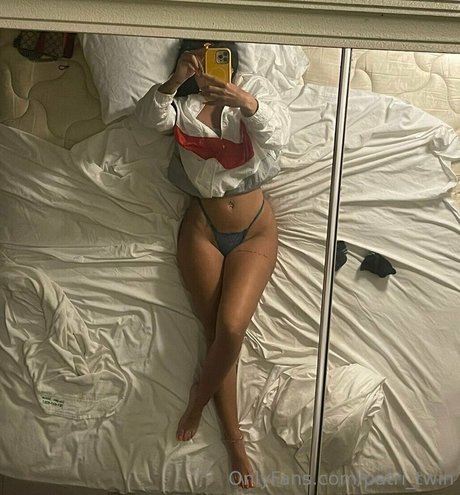 patri twin naked model pic