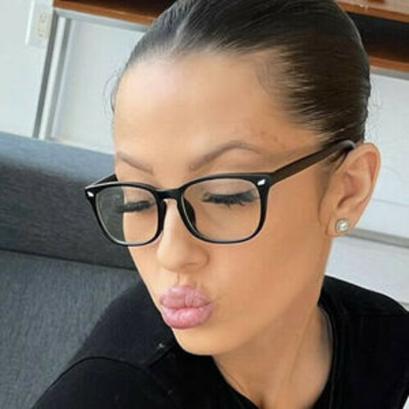 Amela Omor model hd images