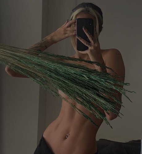 Pelinay Igit naked model galleries