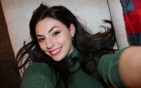 mollymaeve perfect actress picture