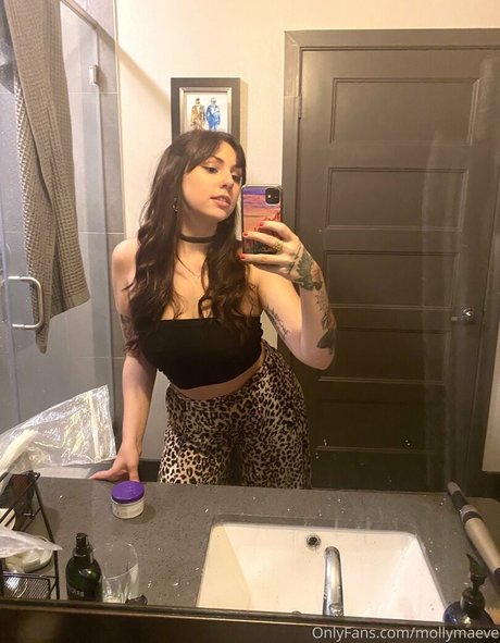 mollymaeve model best picture