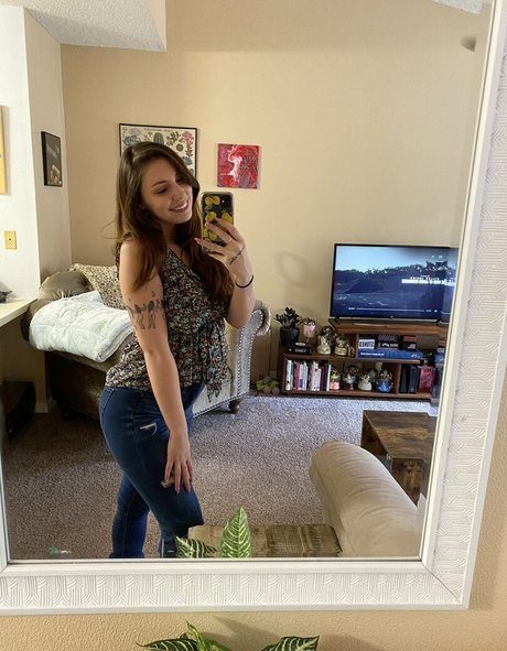 mollymaeve top star photo