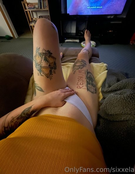 sixxela naked model photo