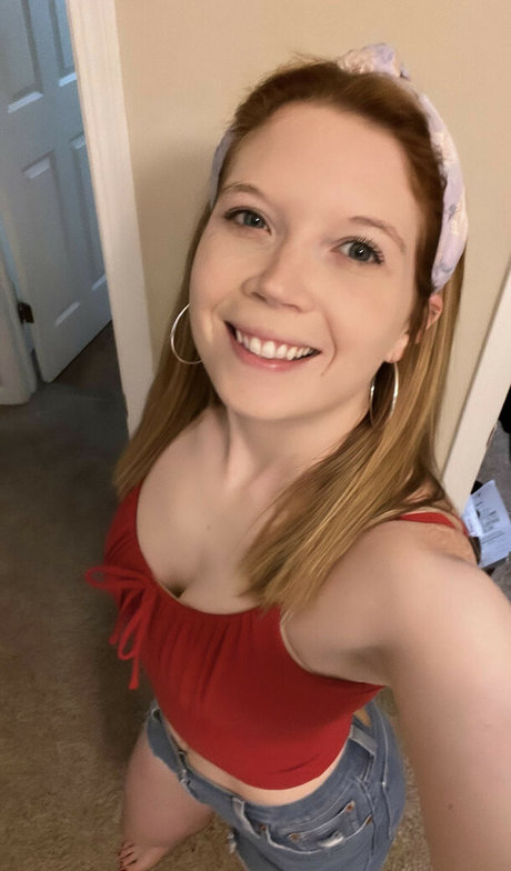 Peachy Noel naked actress photo