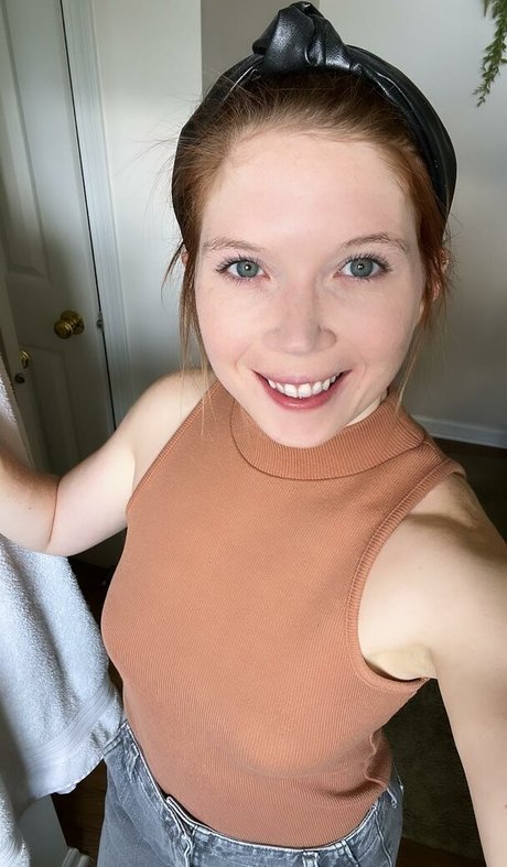 Peachy Noel nude model images