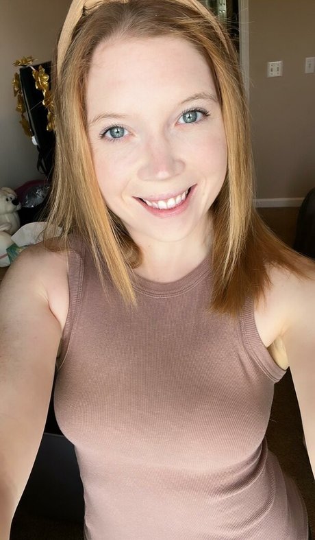 Peachy Noel adult model img