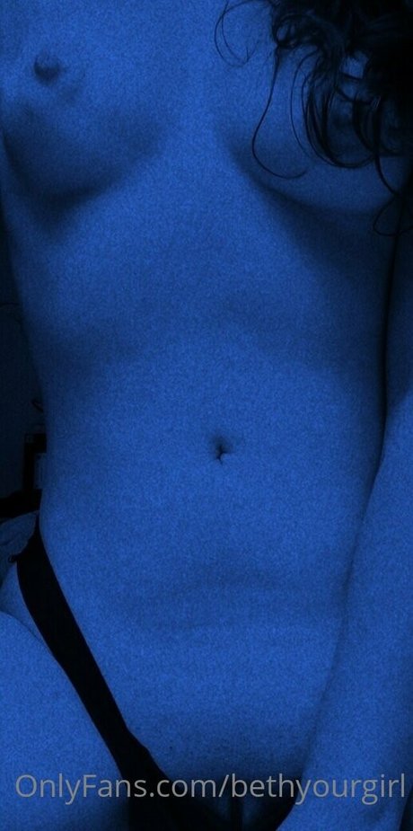 bethyourgirl model top img