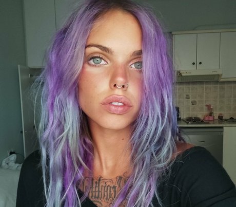 spicyrollersg naked model photo