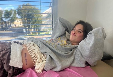 Jules LeBlanc high quality model pic