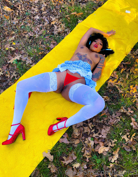 leairis3 star naked images