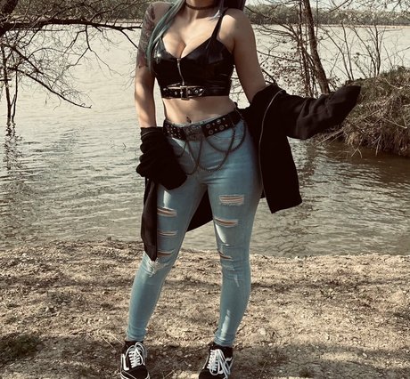 hollyhellfree Profile pic