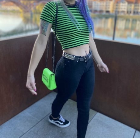 hollyhellfree model beautiful picture