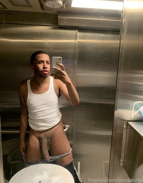 tylerbandsome nude model photos